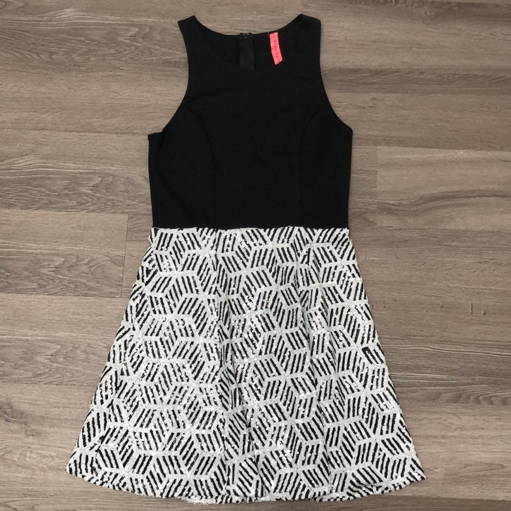 Eight Sixty women’s black and white sequin dress in size Medium
